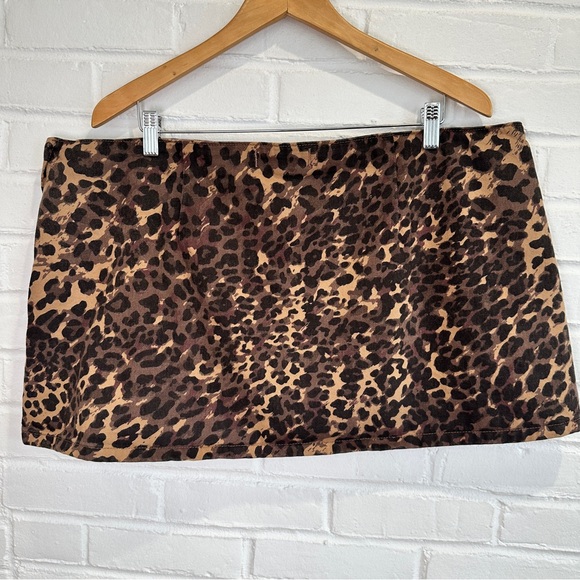 Abercrombie & Fitch Mid Rise Denim Mini Skort in Leopard Print - Picture 9 of 12